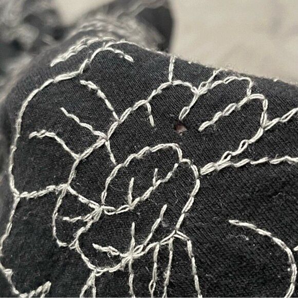 BCBGMaxazria Embroidered Floral Black & White Sleeveless Blouse Size XL - Picture 7 of 7